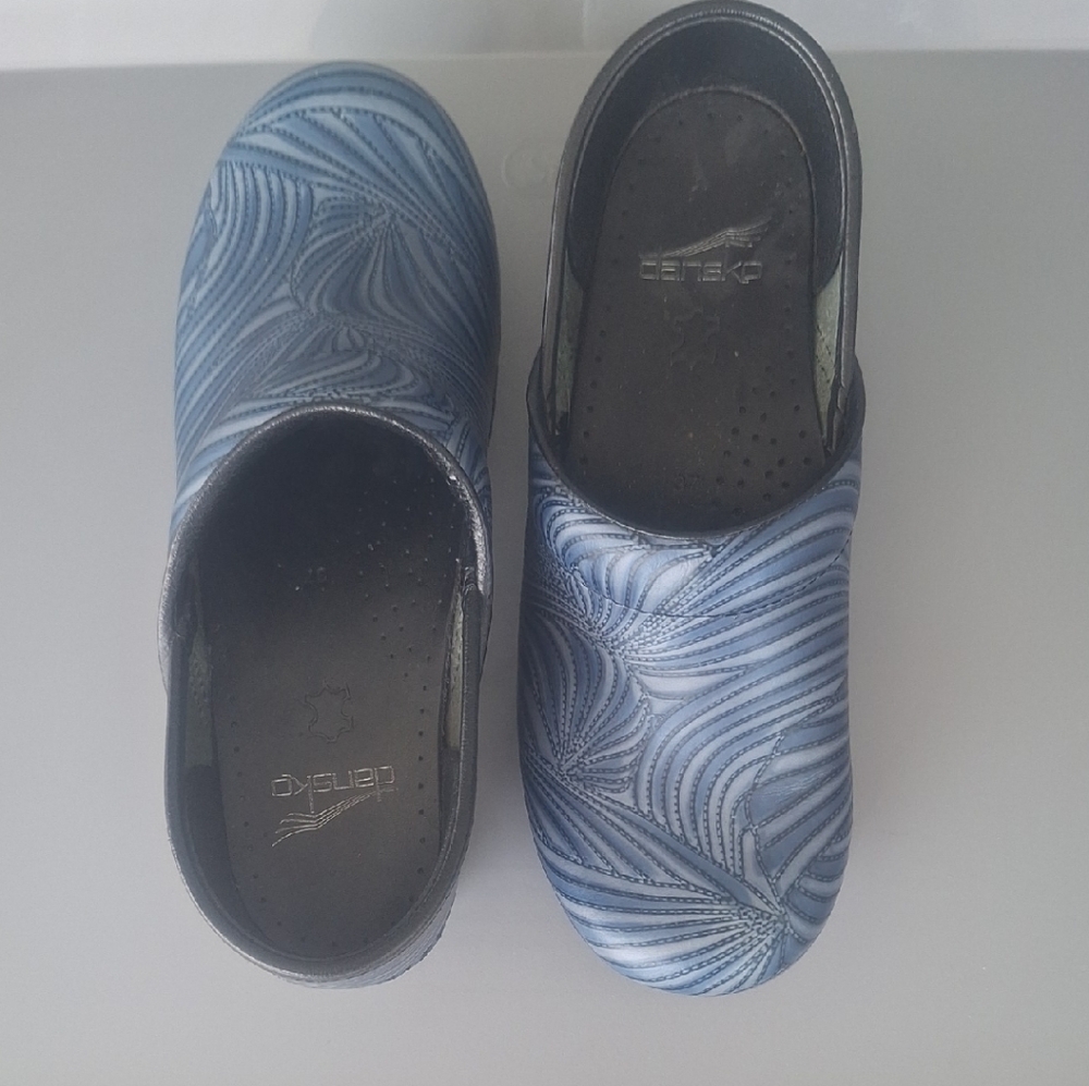 EUC Blue Patterned Womans Shoes. European Size 37. US SIZE 7